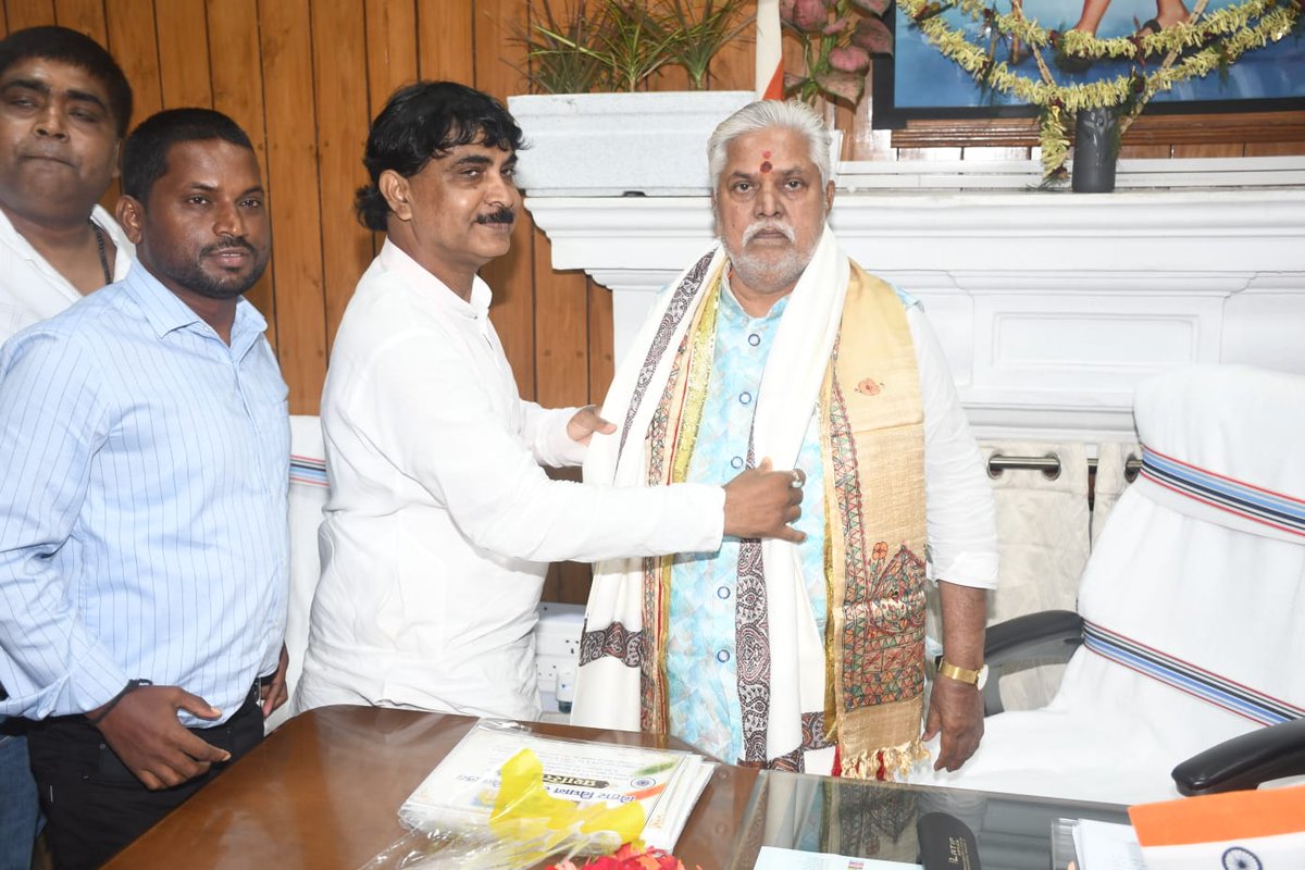 DrPremKrBihar's tweet photo. अमर शहीद अकलू तुरहा जी के शहादत दिवस के अवसर पर आज अपने कार्यालय कक्ष में उनके चित्र पर पुष्प अर्पित कर भावभीनी श्रद्धांजलि अर्पित की।
राष्ट्र और समाज के लिए उनका त्याग, संघर्ष एवं बलिदान सदैव हम सभी को प्रेरणा देता रहेगा। उनकी वीरता और अमर गाथा को शत्-शत् नमन।
#DrPremKumar #BJP https://t.co/Uf2Ccj1TQd