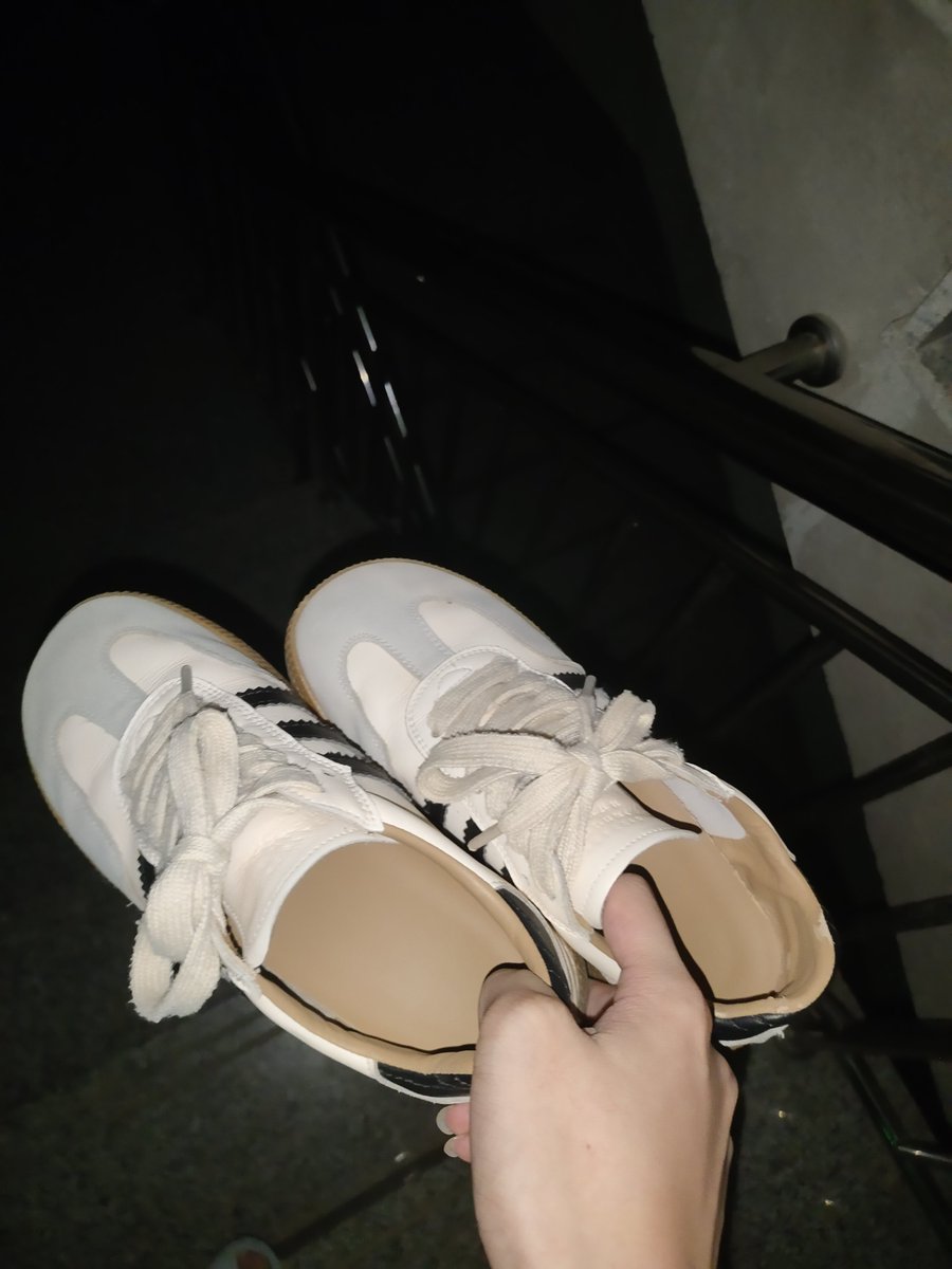 7vjzu's tweet photo. 楼上女高的小骚鞋，香臭香臭的！套上射满！ #射鞋 #扫楼打胶 https://t.co/D12B7O1auM