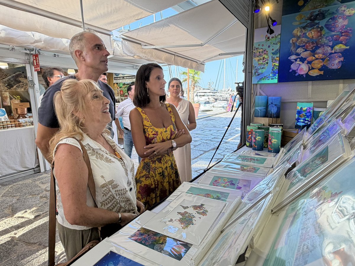 Consell_Eivissa's tweet photo. 🛍️ Fins al 20 de setembre podeu gaudir de la fira ‘Viu l’Artesania’ al port d’Eivissa.
19 artesans i mestres artesans mostren les seues creacions perquè pugueu adquirir productes únics i de gran qualitat. Música en viu els dijous.
Amb el suport de @PIMEEF i Autoritat Portuària. https://t.co/4uQRISmMSy