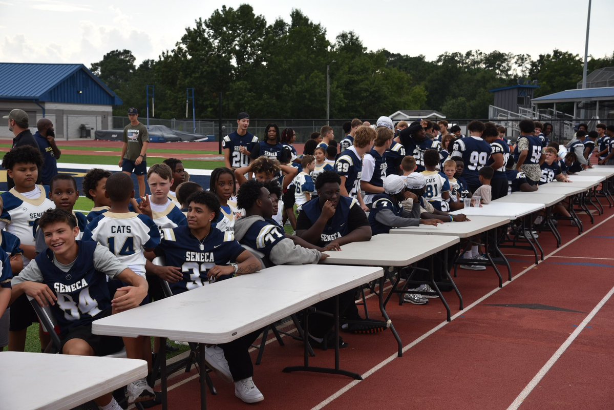 Coach_Ellis's tweet photo. Meet the Cats with our Seneca Rec department was a success! Grateful to serve this community and got to watch our 12U, 10U &amp; 8U practice in our stadium afterwards! #DART #BobcatBrotherhood #Build https://t.co/o09TFy3VDB