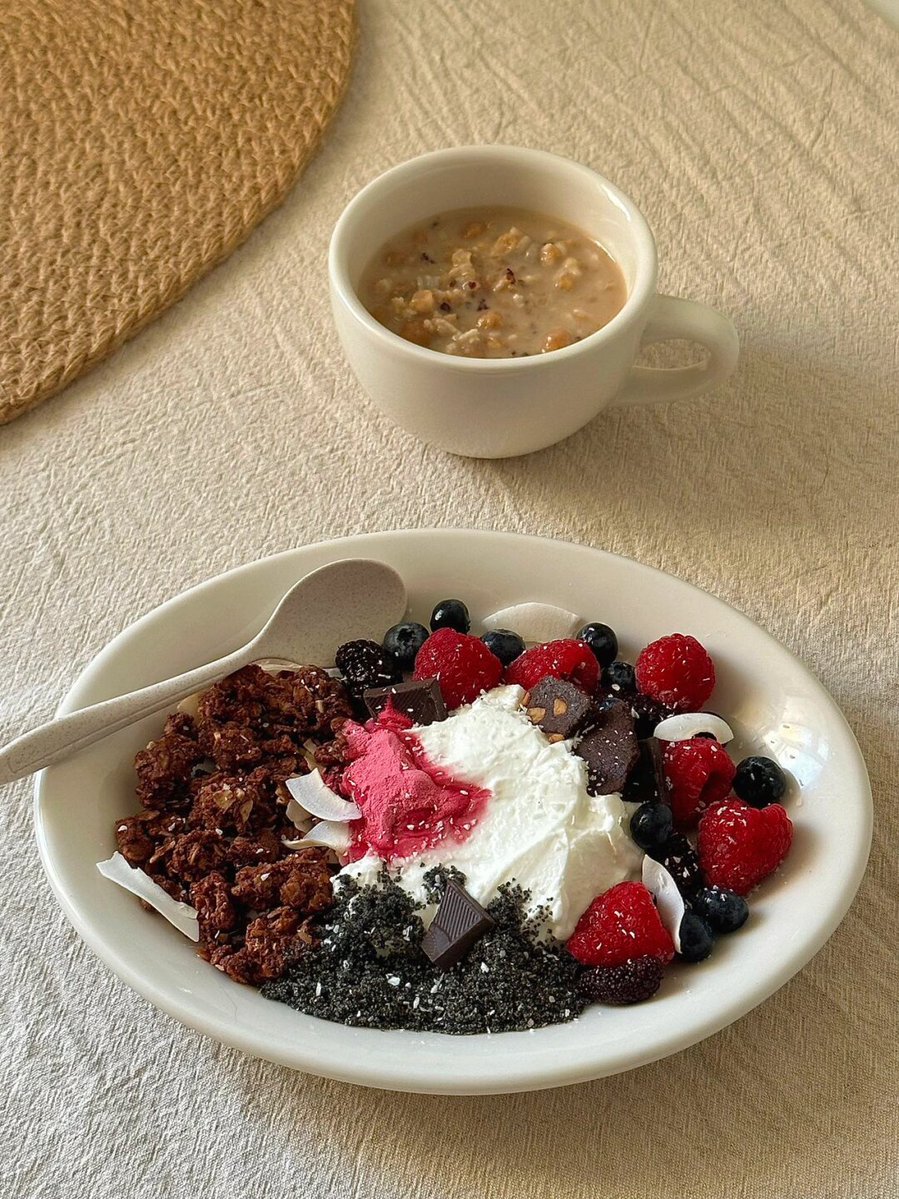 MusaziiEma's tweet photo. Nothing beats a cozy morning with homemade oatmeal topped with fresh berries and a drizzle of honey—simple, warm, and fuel for the day! https://t.co/QUu4EVOG4a