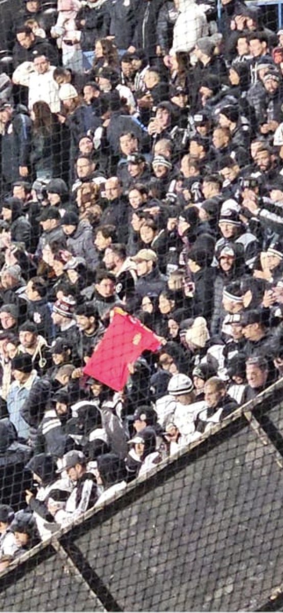 javitocigno's tweet photo. Más allá del IMBÉCIL que hizo el gesto del mono y de algún insulto contra el arquero que ameritan que esos no pisen una cancha en mucho tiempo, hubo varias provocaciones de hinchas de Corinthians (🇪🇸-💵)
Veremos si @CONMEBOL es ecuánime o los castigos son solo para Argentina... https://t.co/Aph7SVP3CY