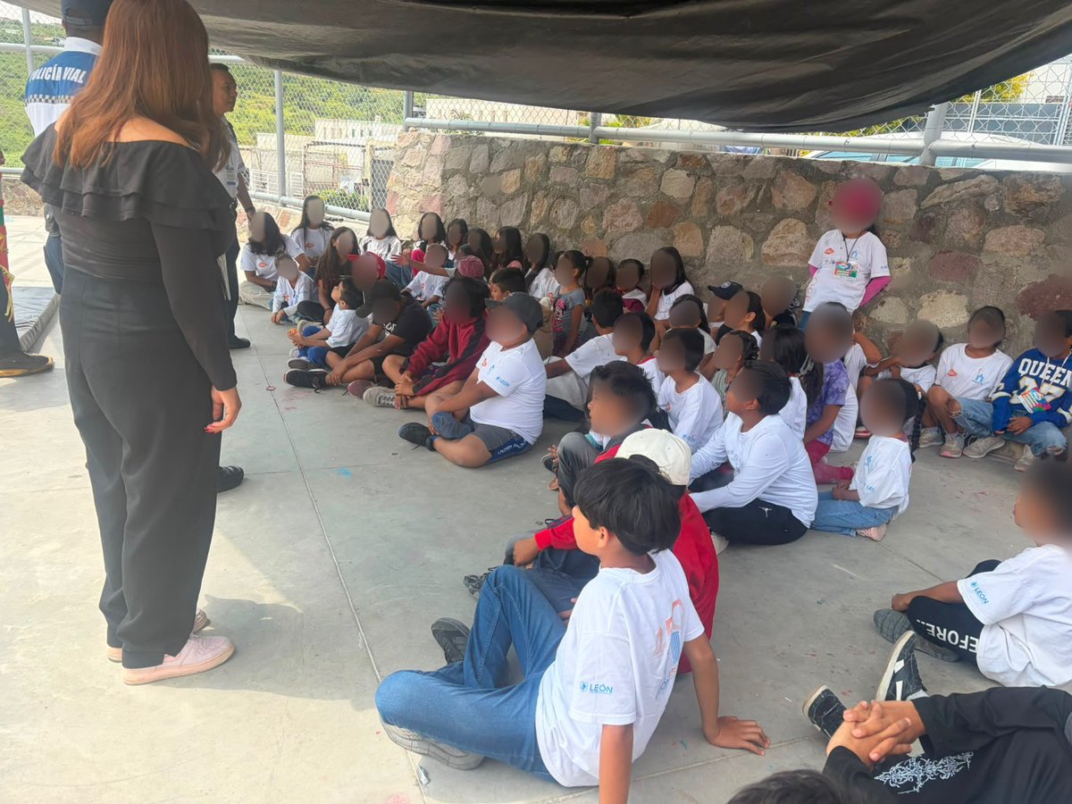 MauroGonzalezMa's tweet photo. La prevención también se aprende desde la infancia.

En Joyas de Castilla, en el municipio de León, 96 niñas y niños participaron en actividades pensadas para fortalecer algo esencial: aprender a reconocer la violencia, convivir con respeto, identificar riesgos y entender que siempre existen formas pacíficas de resolver diferencias.

Hubo cuentacuentos sobre valores, un rally de cultura vial y un intercambio de juguetes bélicos por juguetes orientados a la creatividad y la sana convivencia.

Más allá de una jornada de verano, buscamos que niñas y niños cuenten desde pequeños con herramientas que les ayuden a cuidarse, pedir ayuda, respetar a los demás y construir relaciones más sanas.

Porque una comunidad más segura no se construye solamente reaccionando ante la violencia. También se construye llegando antes, acompañando a las familias y fortaleciendo desde la niñez una cultura de paz.

Seguimos llevando la prevención directamente a las colonias, cerca de la gente y de quienes más debemos proteger.

Denuncia anónima: 089.