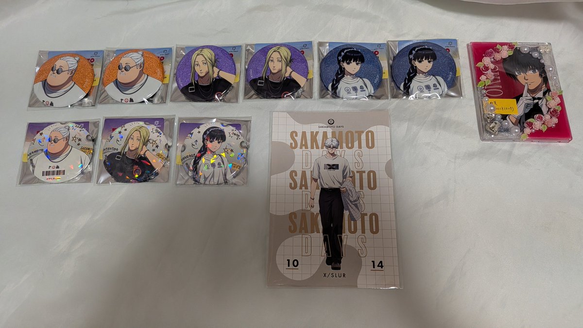 nsck1029's tweet photo. 【交換 譲渡】SAKAMOTO DAYS サカモトデイズ マルイ ショッピングver. ブロマイド イラストカード クリアカード グリッター缶バッジ ホログラム缶バッジ 

譲→坂本、神々廻、大佛
特典 スラー 有月 (画像)

求→南雲 or 定価＋送料

特典は同種交換のみ。他SDとの交換も◎
お気軽にお声かけください🌻 https://t.co/gRcIBTQFfe