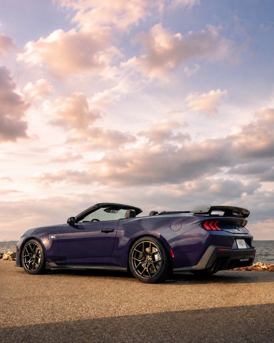Lonso0's tweet photo. 🔥 795 HP, un V8 supercargado y… sin techo. 😮‍💨

Ford lleva al Mustang convertible a un nuevo nivel con el Dark Horse SC Convertible, el descapotable más potente en la historia del modelo.

Bajo el cofre lleva el mismo tipo de monstruo que esperas de un Dark Horse SC:

• Motor V8 supercargado de 5.2 litros
• 795 caballos de fuerza
• 660 lb-pie de torque
• Transmisión DCT de 7 velocidades
• Suspensión MagneRide especialmente calibrada
• Refuerzos estructurales desarrollados por Ford Racing

Pero hay una diferencia importante: mientras el Dark Horse SC Coupé tiene un enfoque mucho más orientado a pista, Ford desarrolló al convertible como una especie de gran turismo de altas prestaciones a cielo abierto para millonarios.

Capota abajo, V8 supercargado al frente y casi 800 hp disponibles bajo el pie derecho. 😮‍💨

🇲🇽 Ford Mustang Dark Horse SC Convertible llegará a México en 2027.

@FordMX