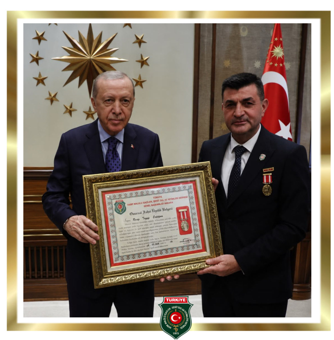 sehit_gazi_1915's tweet photo. GENEL BAŞKANIMIZ SAYIN MUSTAFA IŞIK’TAN CUMHURBAŞKANIMIZ SAYIN RECEP TAYYİP ERDOĞAN’A PLAKET TAKDİMİ 🇹🇷

Türkiye Harp Malulü Gaziler, Şehit Dul ve Yetimleri Derneği Genel Başkanımız Sayın Mustafa IŞIK, Cumhurbaşkanlığı Külliyesi’nde gerçekleştirilen kabulde Cumhurbaşkanımız Sayın Recep Tayyip ERDOĞAN’a plaket takdim etti.

Şehit ailelerimiz ve kahraman gazilerimiz adına gerçekleştirilen bu anlamlı buluşmada sunulan plaket; devletimizin, camiamıza gösterdiği yakın ilgi ve güçlü desteğin bir ifadesi olmuştur.

Şehitlerimizin aziz emanetlerine ve kahraman gazilerimize gösterdiği yakın ilgi, hassasiyet ve sarsılmaz desteklerinden dolayı Cumhurbaşkanımız Sayın Recep Tayyip ERDOĞAN’a derneğimiz ve camiamız adına şükranlarımızı arz ederiz.

Aziz şehitlerimizi rahmet ve minnetle anıyor, kahraman gazilerimize sağlık ve huzur dolu bir ömür diliyoruz. 🇹🇷
@RTErdogan 
@tcbestepe