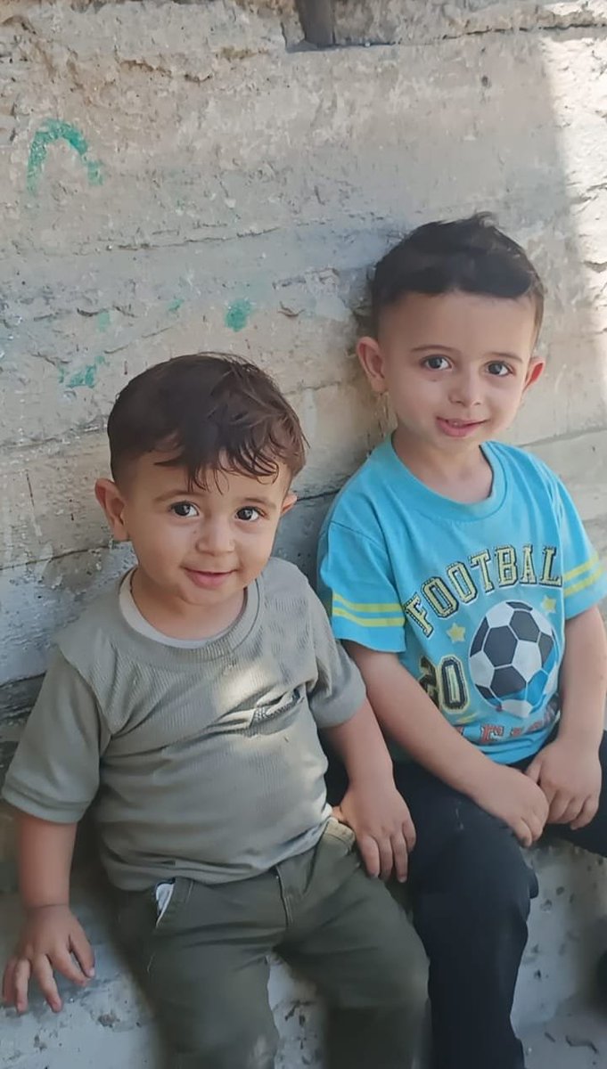 mhmd_harbeed's tweet photo. https://t.co/ZdrL8Ca4N7
Khaled and Mahmoud are my two little children. It breaks my heart to see them facing the unbearable heat inside a torn tent, with limited water, healthy food, and struggling with illness. My family includes 13 people, including my brothers and sisters, and I have received no donations for 5 months. We desperately need your help