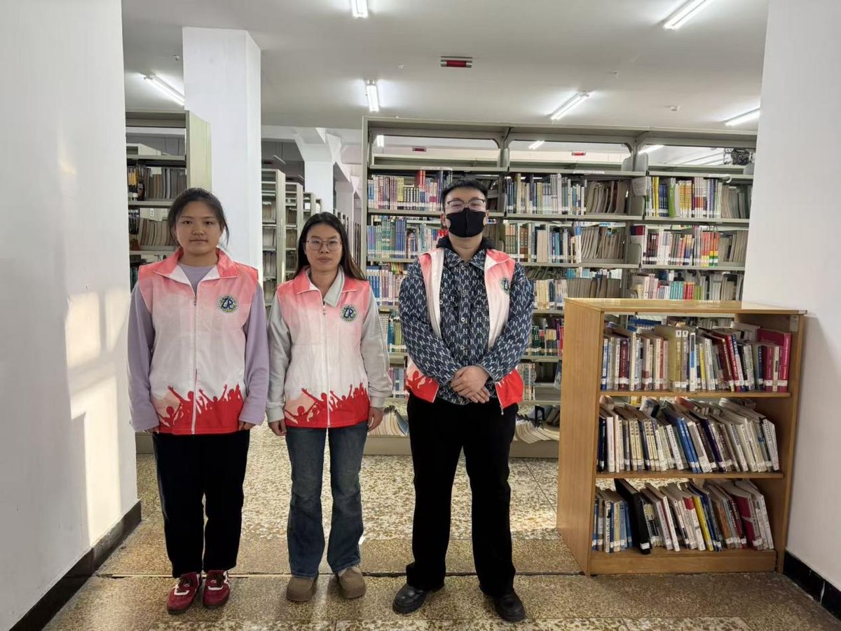 UsamaMehr7's tweet photo. Spent my Saturday morning sorting 200+ winter coats for unhoused communities—small acts make a big difference, right  #VolunteerLove， https://t.co/xmCcBLPrjP