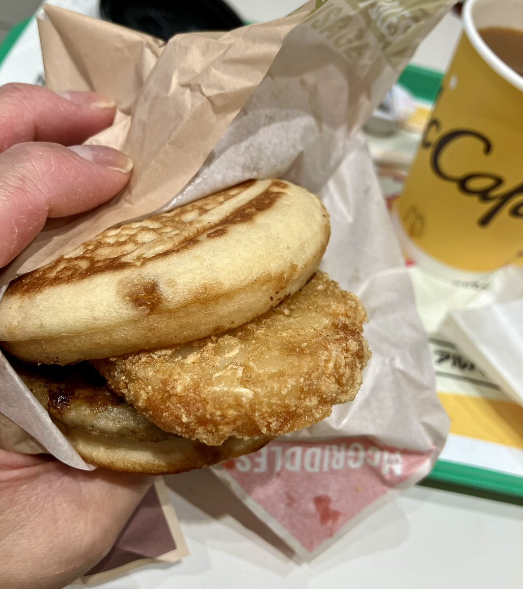 ytrtrt's tweet photo. 朝マックはグリドルにハッシュポテトをはさんで食べるのが好き　飲み物は夏でもホットコーヒーが合う https://t.co/uJTl9xN4Ma