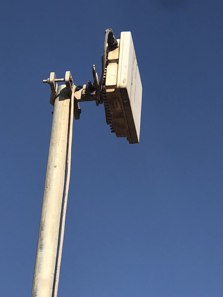 SSLSIP's tweet photo. ممكن اعرف اسم الهوائي الاسلكي ان صح ذلك
WIFI OR mmWave OR WIMAX OR ets...
او RRU او ماذا ؟! https://t.co/m4eVmUFod1