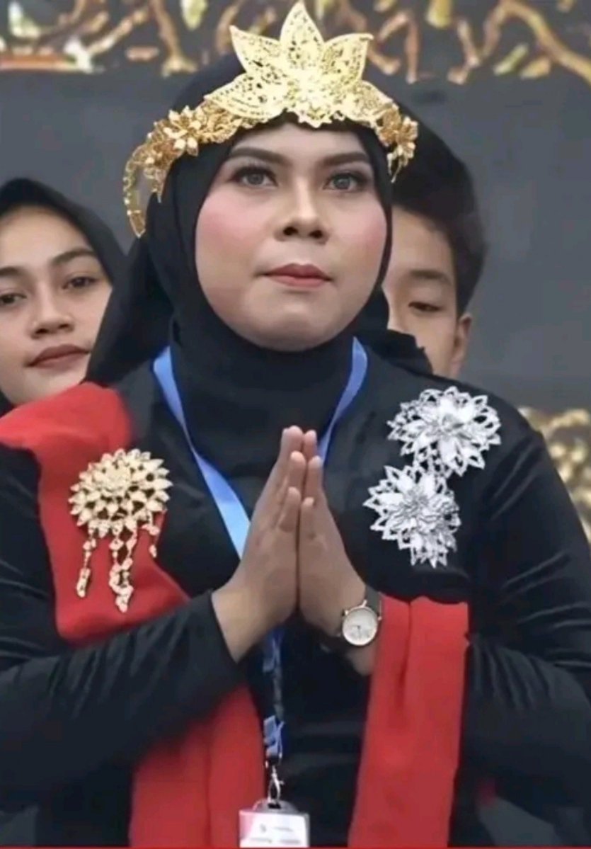 cprxn_id's tweet photo. Prabowo Kenalkan Susanah Pengupas Bawang Terima Upah Rp700 Ribu per Kilo 🧄 https://t.co/i659mhHttN