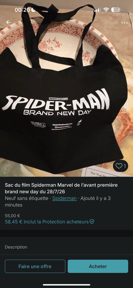 rogeronthetop's tweet photo. J’espère qu’il est signé par Tom Holland a ce prix là https://t.co/rt5nudIgJp