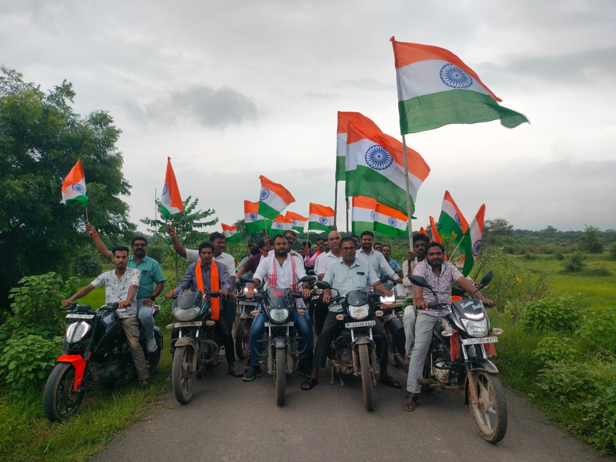 AtulSharmabjp12's tweet photo. खरसिया विधानसभा अंतर्गत किरोड़ीमल नगर मंडल के देवरी शक्ति केंद्र में राष्ट्रभक्ति एवं जन-जागरूकता के उद्देश्य से भव्य #तिरंगा_यात्रा  निकाली गई यात्रा में भाजपा कार्यकर्ताओं एवं स्थानीय नागरिकों ने उत्साहपूर्वक सहभागिता करते हुए हाथों में तिरंगा लेकर राष्ट्रप्रेम का संदेश दिया!!. https://t.co/O74PUQrjg9
