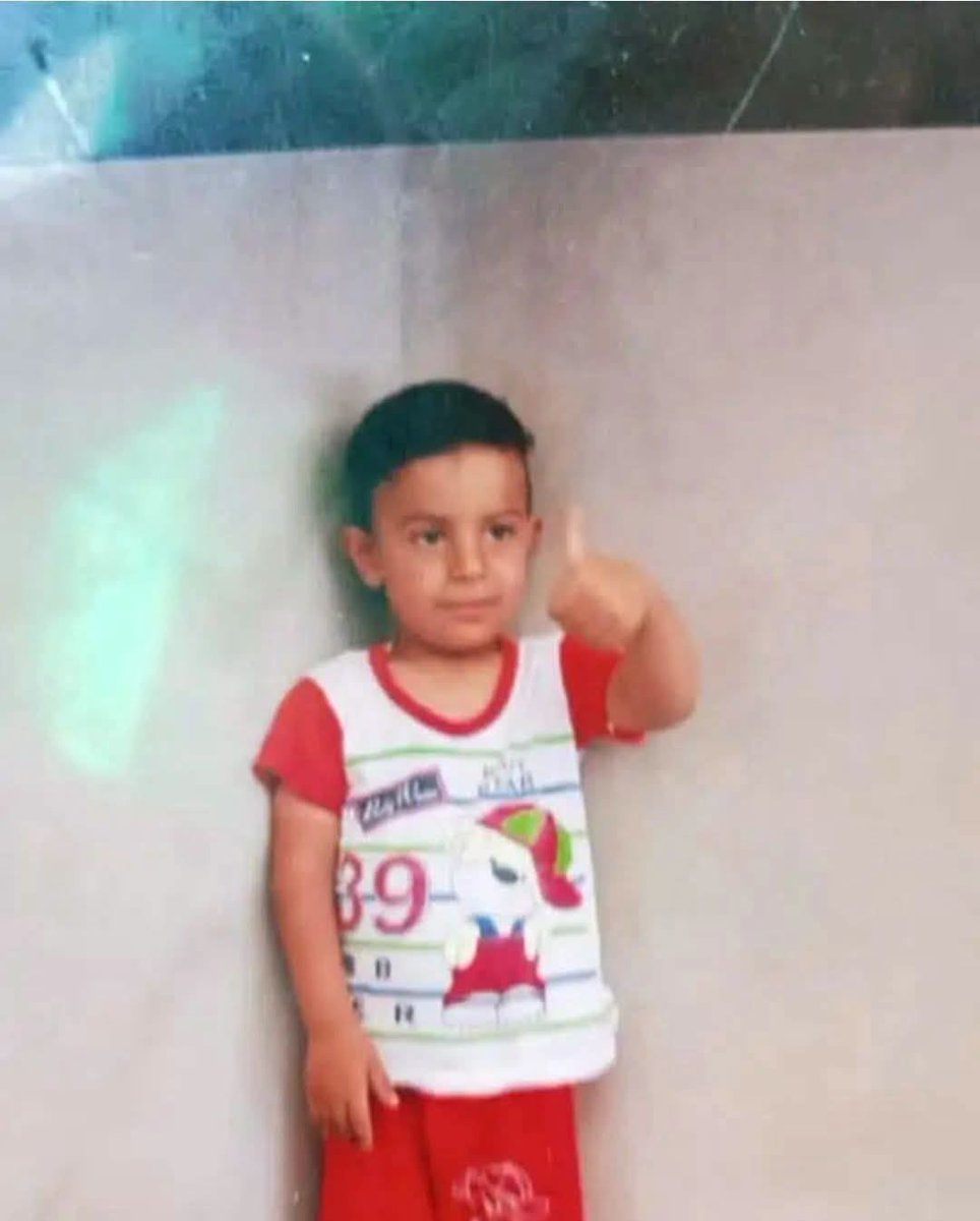 HamideRencuz's tweet photo. Son günlerde  Suriye'de çocuk kaçırılmaları korkunç boyuta ulaştı...
Aşağıda paylaşacağım fotoğraf ve isimler birer istatistik değildir. Yiten hayatların, canı yanan anne babaların, kardeşlerin, evlatların acı çığlığıdır.
Ve Alevi soykırımına karşı sessiz kalan başta Birleşmiş Milletler olmak üzere uluslararası kurumlar , sözüm ona İnsan Hakları ile Kadın ve Çocuk hakları savunucularına birer vesikadır. Kaydediniz!...
Bu belgeleme, bir çığlık ve aynı zamanda sessiz kalan ile sorumlu olandan hesap sorma belgeleridir...

5 yaşındaki  bir çocuk, #Manbij kırsalındaki Jadida al-Mastaha köyündeki evinin önünden kaçırıldı.
Safwan Ashour ve Faten Ashour adlı çocuklar 10 Ağustos 2026 günü El-Şaar bölgesinde (köprü yakınlarında) kaçırıldılar...
#Daraa | Hadi Halid Amoud adlı çocuk, 9 Ağustos sabahı  Al-Sariya'daki evinden Al-Faqi'ye bir dükkandan bir şeyler almak için ayrıldıktan sonra kaçırıldılar.
Adı Taim Ahmed Al-Turk. 13 Yaşında. 11 Ağustos günü Şeyh Saad kontrol noktası yakınlarında kaçırıldı...