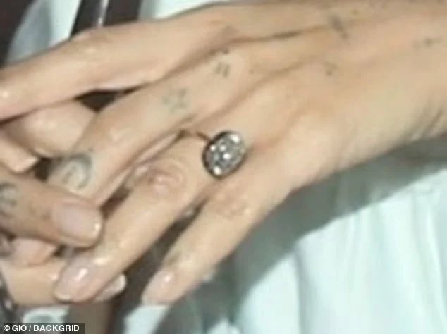 dealerschoice17's tweet photo. entao é igual o do ex dela, esse harry styles é meio sem criatividade mesmo…. https://t.co/dGrmBzptYk