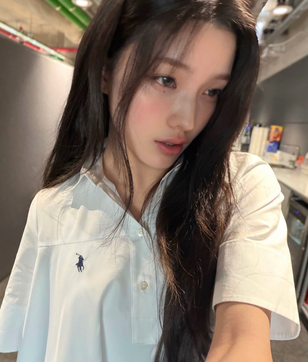 theillitnews_'s tweet photo. IROHA looks so pretty in her newly shared photos on Weverse!

#ILLIT #아일릿 #IROHA #이로하 https://t.co/WCSYbR3OWU