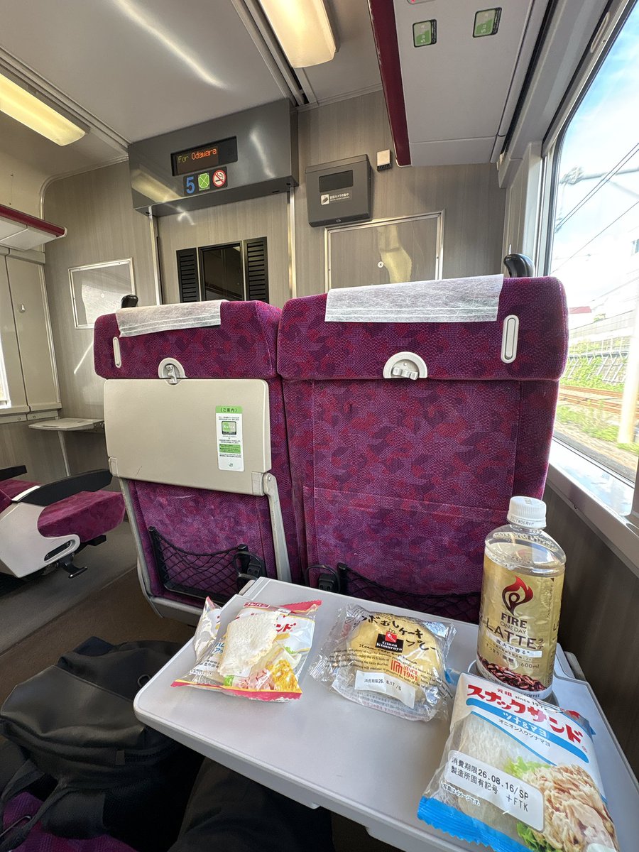 hotdry12's tweet photo. やっぱりグリーンはいいな
足を伸ばせるし、朝食も食べれるし
（我慢できなかった） https://t.co/kTj8HsjgA1