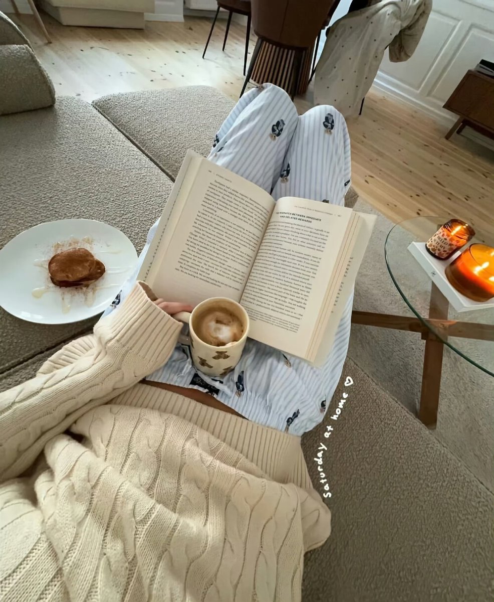 EOndricka81010's tweet photo. Just made cozy oat milk latte and curled up with a good book on the couch—perfect lazy Sunday vibe at home!， https://t.co/8kjRVtJhA9