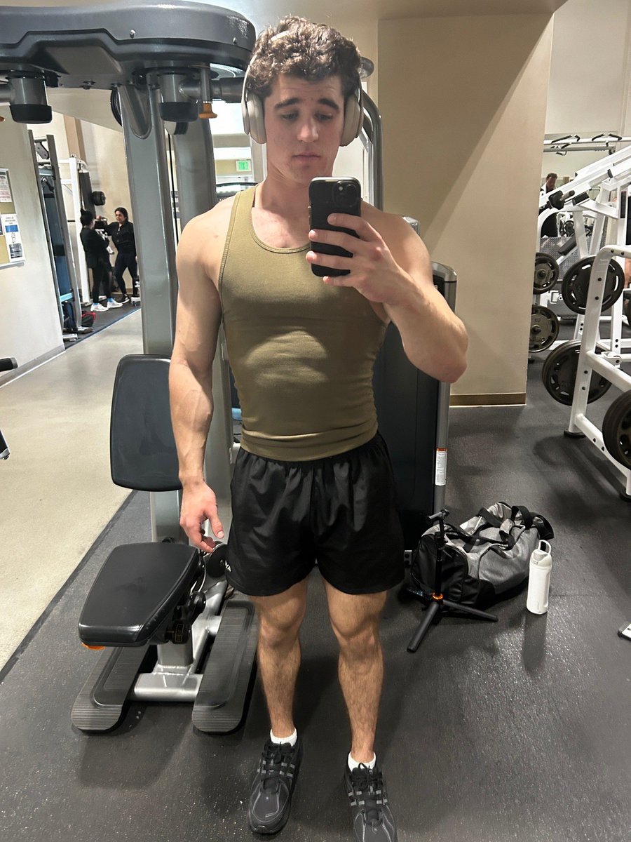 JakeLifts4's tweet photo. i need a bigger tank top https://t.co/cEDKpDhMPQ