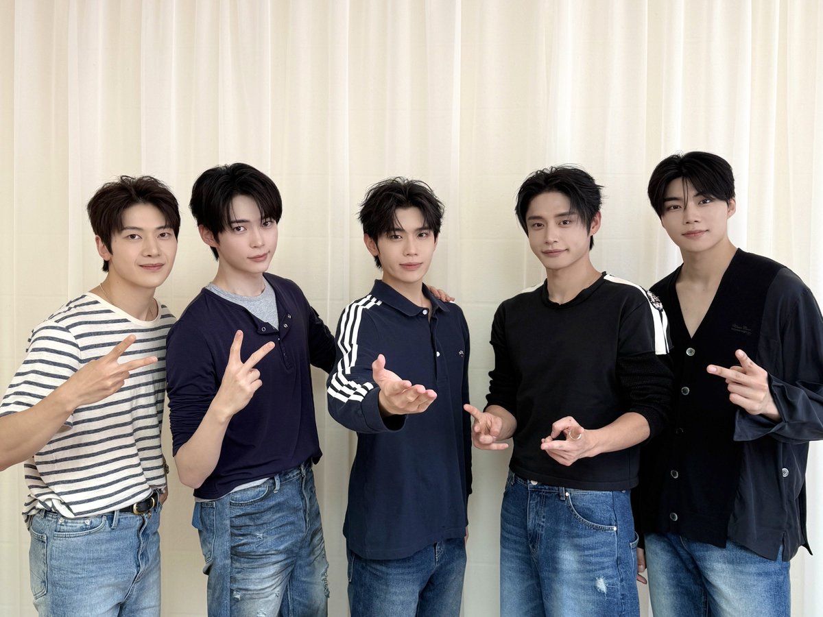 ZB1_official's tweet photo. 260814
LA 대면 팬사인회

#ZEROBASEONE #ZB1 #제로베이스원 https://t.co/5nbSp7PLHf