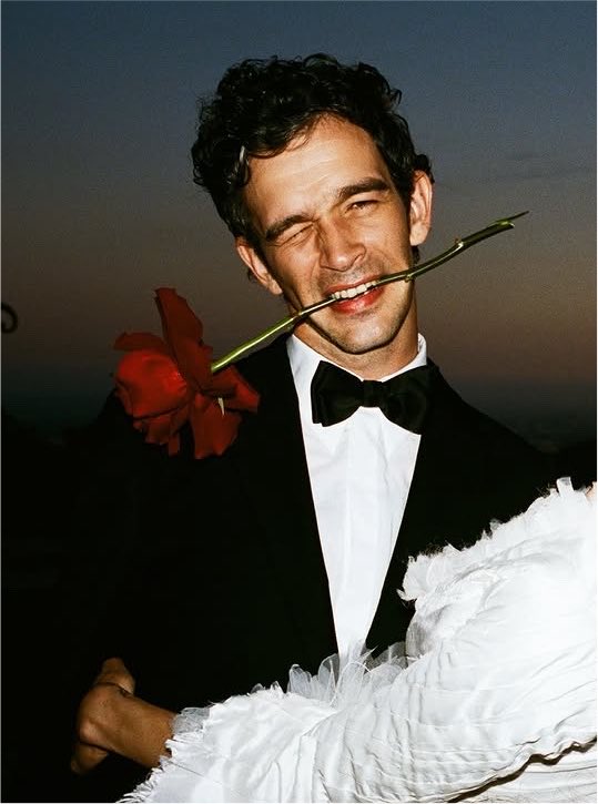 1989healy's tweet photo. Why is no one not freaking out https://t.co/lrzv9AaREO