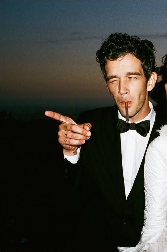 1989healy's tweet photo. Why is no one not freaking out https://t.co/lrzv9AaREO