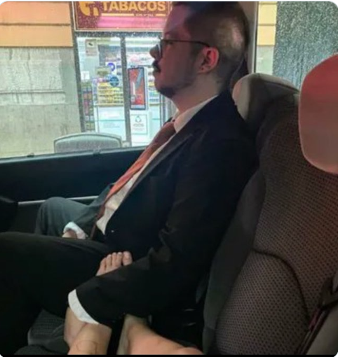 Iherreraa's tweet photo. Así usaba el auto fiscal este zurdo que fue embajador en España. https://t.co/X3mgowuPyY