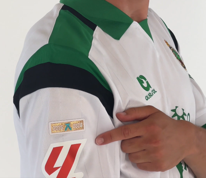 GradaBpro's tweet photo. 🛡️ El @realracingclub lucirá, por encima del escudo de LaLigaEASports, el parche que le acredita como campeón de LaLigaHypermotion 25/26. https://t.co/tCPdXrkH8h