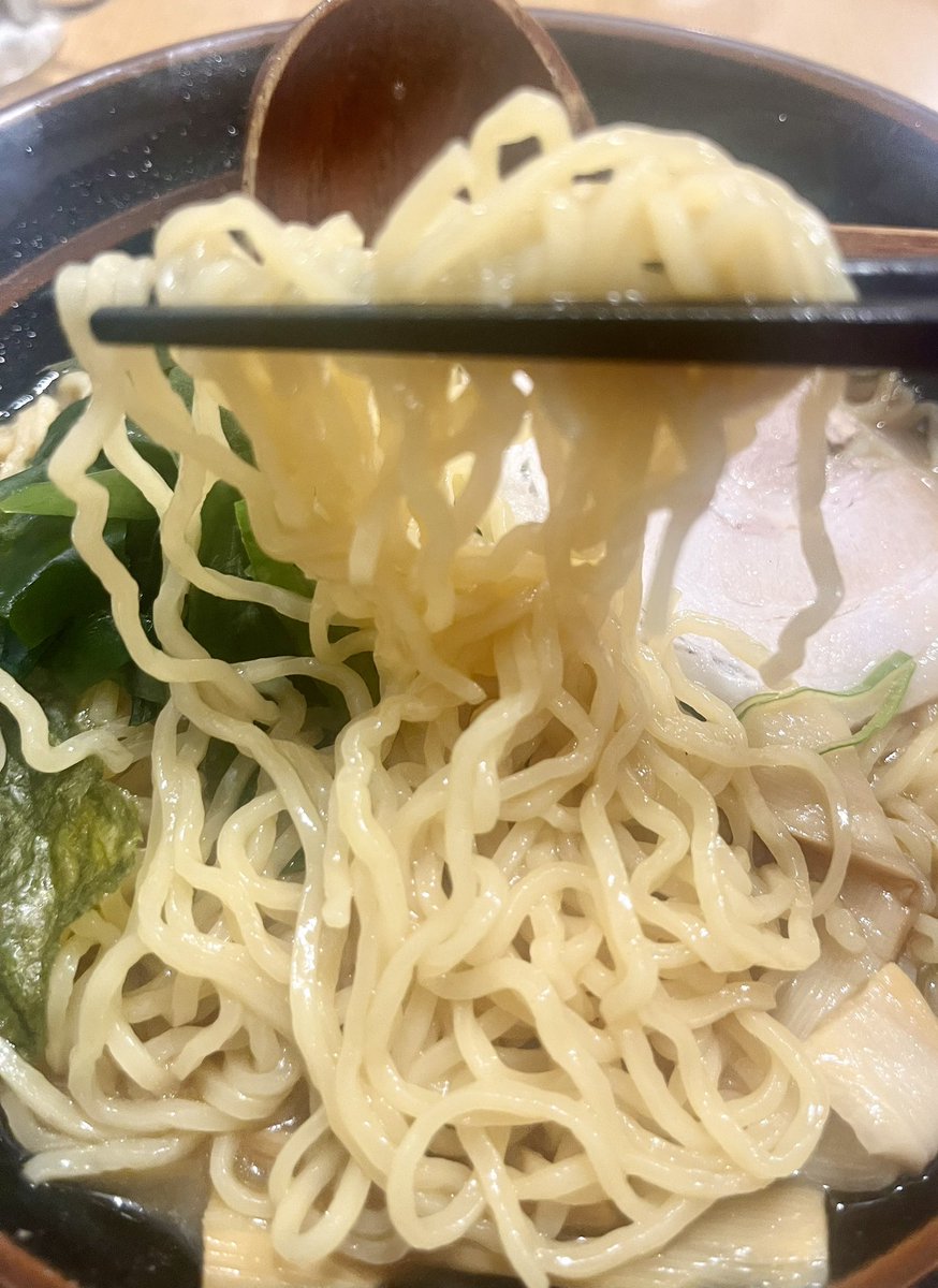 maaboomenman's tweet photo. 埼玉県飯能市柳町7-9 誉田ビる1Fの【大穀ラーメン】の『味噌ラーメン(¥750税込)』♪可なく不可なくチャー/メンマ/海苔/法蓮草/若布/葱オンザ♪決してコッテリでなくアッサリ過ぎなくアッサリ寄りな味噌スープ♪ちょイ柔め中太麺♪呑み後の〆ラーメンで立寄る店NO.1♪ #飯能グルメ #飯能ラーメン #大穀 https://t.co/RMIr57uol8