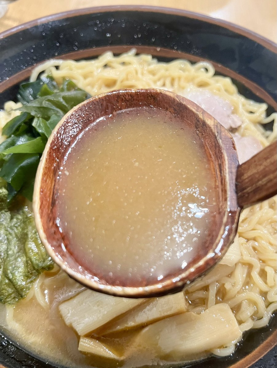 maaboomenman's tweet photo. 埼玉県飯能市柳町7-9 誉田ビる1Fの【大穀ラーメン】の『味噌ラーメン(¥750税込)』♪可なく不可なくチャー/メンマ/海苔/法蓮草/若布/葱オンザ♪決してコッテリでなくアッサリ過ぎなくアッサリ寄りな味噌スープ♪ちょイ柔め中太麺♪呑み後の〆ラーメンで立寄る店NO.1♪ #飯能グルメ #飯能ラーメン #大穀 https://t.co/RMIr57uol8