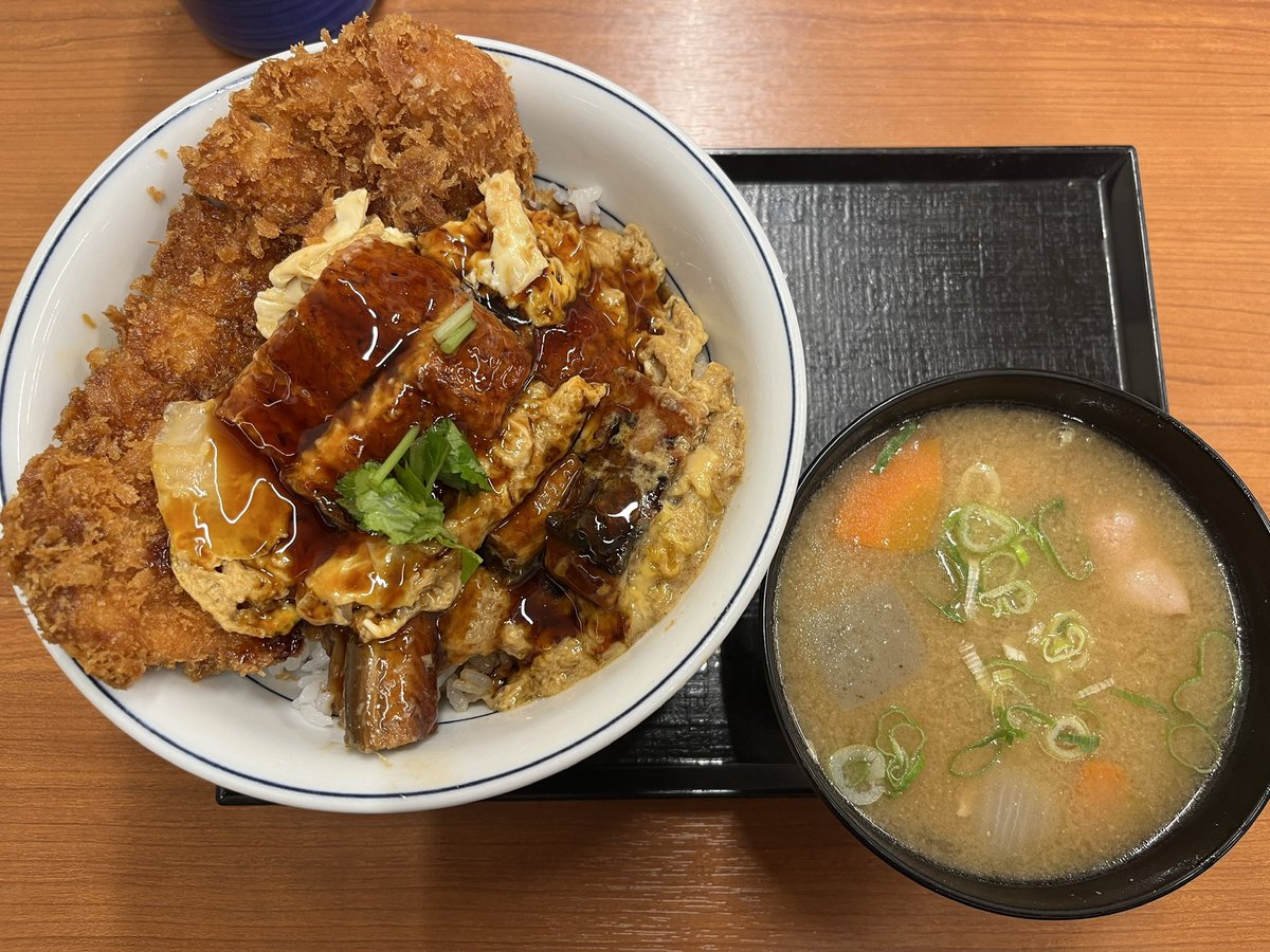 miyasu_dice's tweet photo. 前の晩ご飯のかつやのうな玉とロースカツの合い盛り丼と豚汁。 https://t.co/u0dQBseRxk