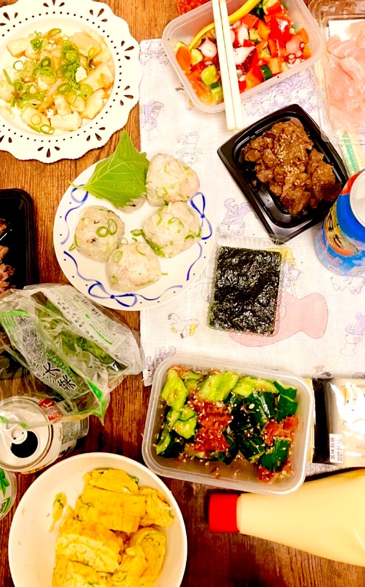 amecaru's tweet photo. 友達の家で料理しながら飲むとか言う ていねい なやつやろうとしたら、突然キュウリのタタキを天変地異くらいの音量で始めるし本業すぎて指示とダメだしが常に飛びかい厨房すぎて迫力あって失敗でした(成功) https://t.co/dMXRlKHYk7