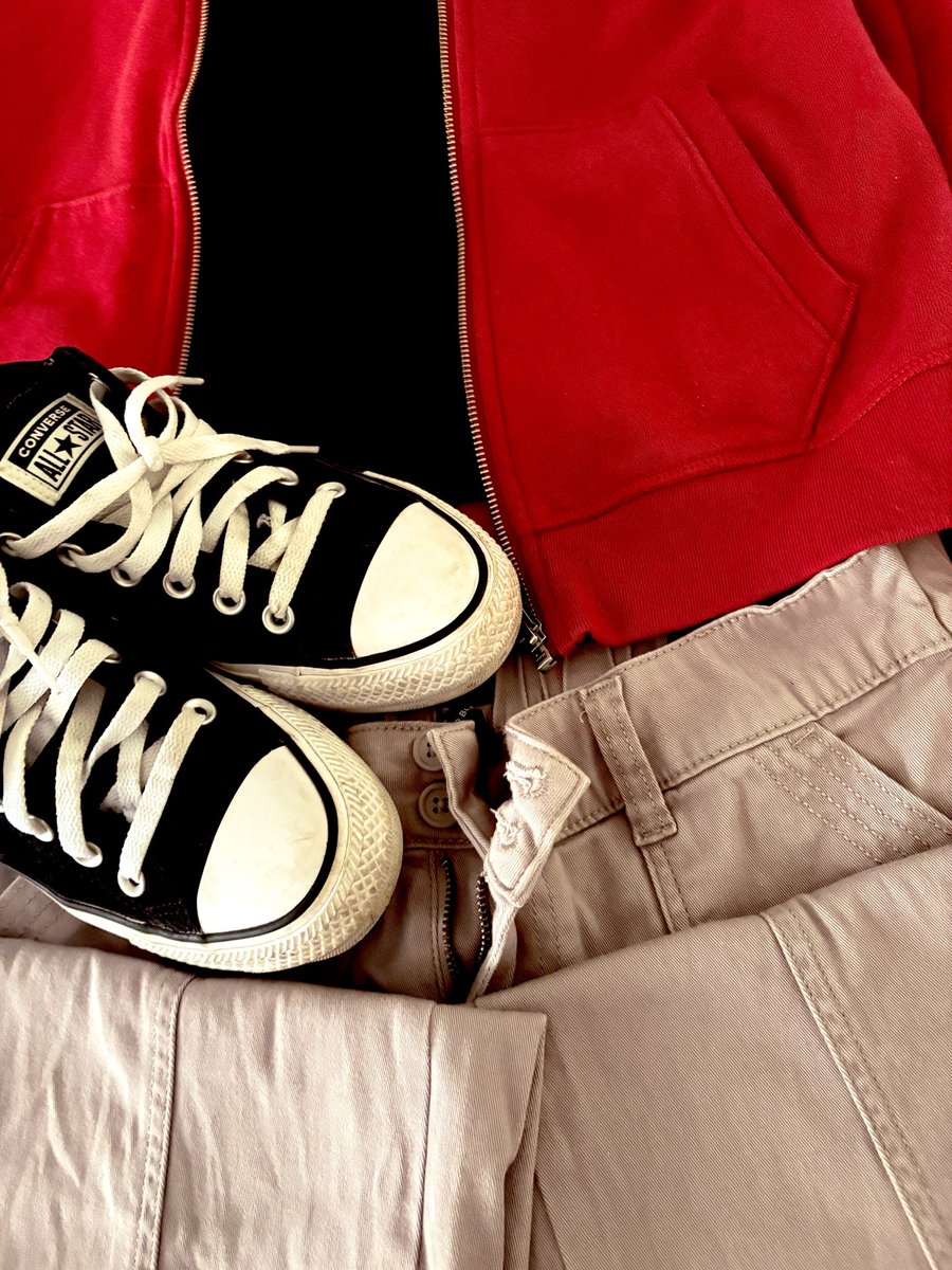 voicemailsfork's tweet photo. me and my busted converse w my fits against the world https://t.co/9dZhyc457a