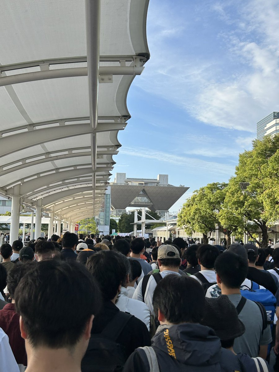 t213052's tweet photo. これ見たらコミケに来たって実感する https://t.co/BJ1i060GSI