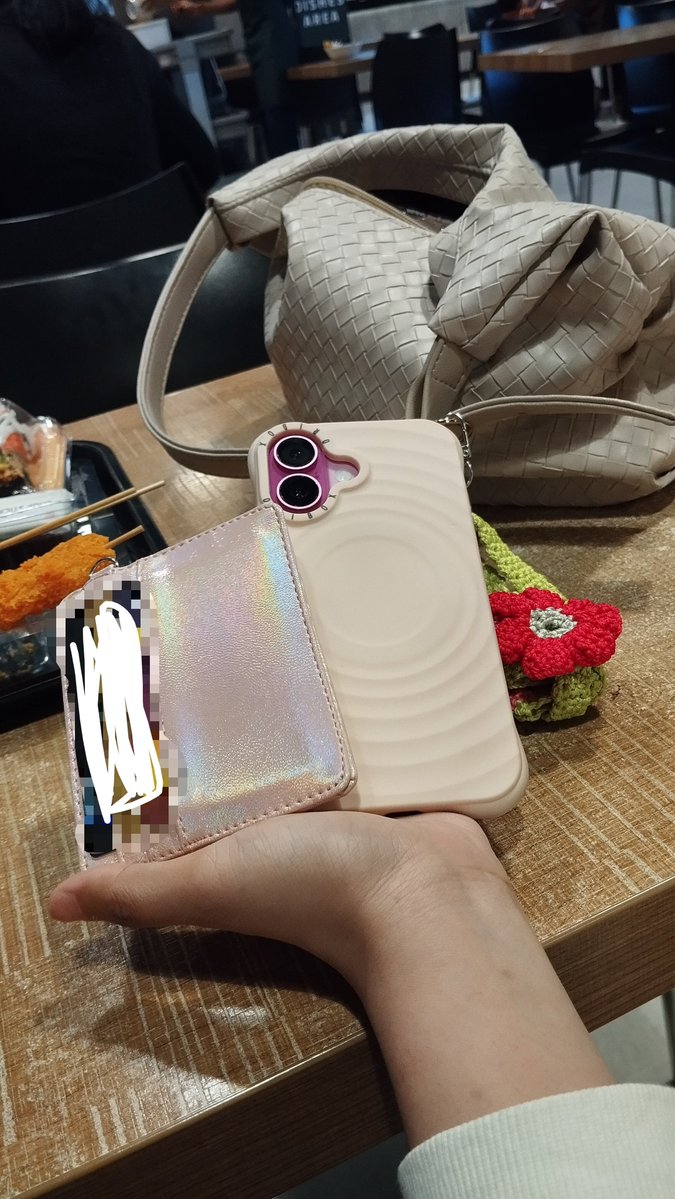 appetizerx's tweet photo. nemenin yg lagi bm salmonn dengan printilan pinknya 😌 @miandcloudyy https://t.co/31eg4tcRH9