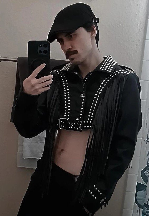 vintageaces_'s tweet photo. Mannn I love how my drawing came out! This drawing of me was inspired by my favorite leather jacket in the right photo (which is also me fronting irl) -Jake 

#jakelockley #digitalart #introject #moonknight #fashion #selfie https://t.co/UFeZGMXofv