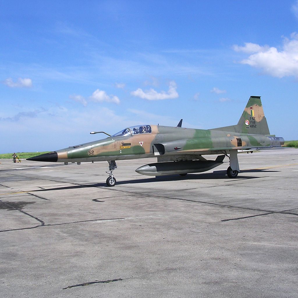 sentandoapua's tweet photo. Caça Northrop F-5E (FAB 4852) taxiando após sobrevoar o desfile militar alusivo ao Dia da Aviação de Caça, BASC, 22 ABR 2004
#SentandoAPua #1GAVCA #AviaçaoDeCaça #BASC #BaseAereaDeSantaCruz #F5ETiger #FAB #ForçaAereaBrasileira #F5E #AviaçaoMilitar #NostalgiaAerea #SentaAPua https://t.co/gpfDQnWJBi