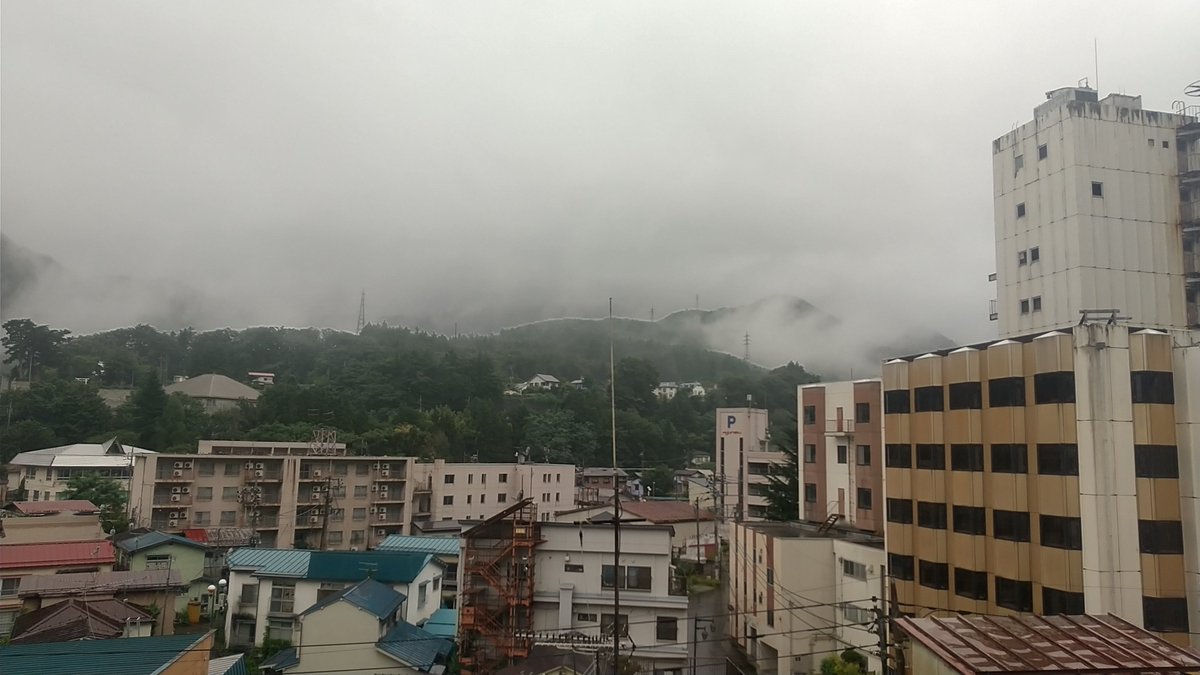type5055's tweet photo. 雨ですやん😁
でも普段平地に住んでると、山に掛かった雲も素敵に見えてしまう😆 https://t.co/lxEvBg1E5E