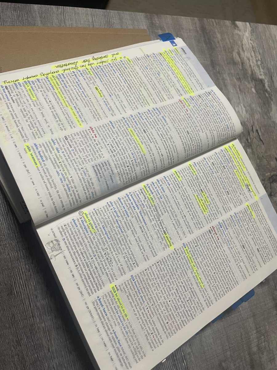 eigootousan's tweet photo. 【2年間で受動語彙40,000語を目指す】

英検1級を取得してから、なんとなくぼーっとしてしまっています😑

ということで今日から、

Oxford Advanced Learner’s Dictionaryを毎日5ページ読む

という実験を始めてみようかなと。

復習スパンは基本的に、

→ 昨日の分
→ 3日前
→ 1週間前
→ 1ヶ月前

この感覚反復を2年間続けようかなと。

私が使っているOALDは約1,800ページ。

1日5ページなら、約360日で1周。
2年間では延べ3,650ページ分に触れる計算なので、復習を含めながらかなりじっくり回せそうです。

辞書を読む中で確認するのは、

・英英定義
・例文
・コロケーション
・語法
・類義語のニュアンス

など。

狙っているのは、単純に「知っている単語を増やす」ことではありません。

たとえ知らない単語が出てきても、
前後の文脈や語の形から意味をある程度推測できる。

似た意味の単語を見ても、

「こっちはformal」
「こっちは少し意味が強い」
「この場面ならこっちの方が自然」

と、感覚的に違いが分かる。

英文を読むときも、いちいち日本語に変換せず、そのまま意味を理解できる。

そんな巨大な語彙ネットワークを頭の中に作るのが目標です。

そして2年後の数値目標は、

受動語彙40,000語。

Readingの速度はどうなるのか。
Listeningで拾える単語はどこまで増えるのか。
未知語への耐性はどこまで上がるのか。
SpeakingやWritingにもどこまで波及するのか。

2年間、自分自身を実験台にして確かめてみたいと思います。

正直、楽しくなかったら途中でやめるかもしれません😂

ただ、感覚反復は驚くほど負荷が低い。

「毎日5ページ」というハードルの低さもいいし、何より辞書をじっくり読むのは楽しそう。

とりあえず今日から始めます📚

2年後、自分の英語がどうなっているのか楽しみです。