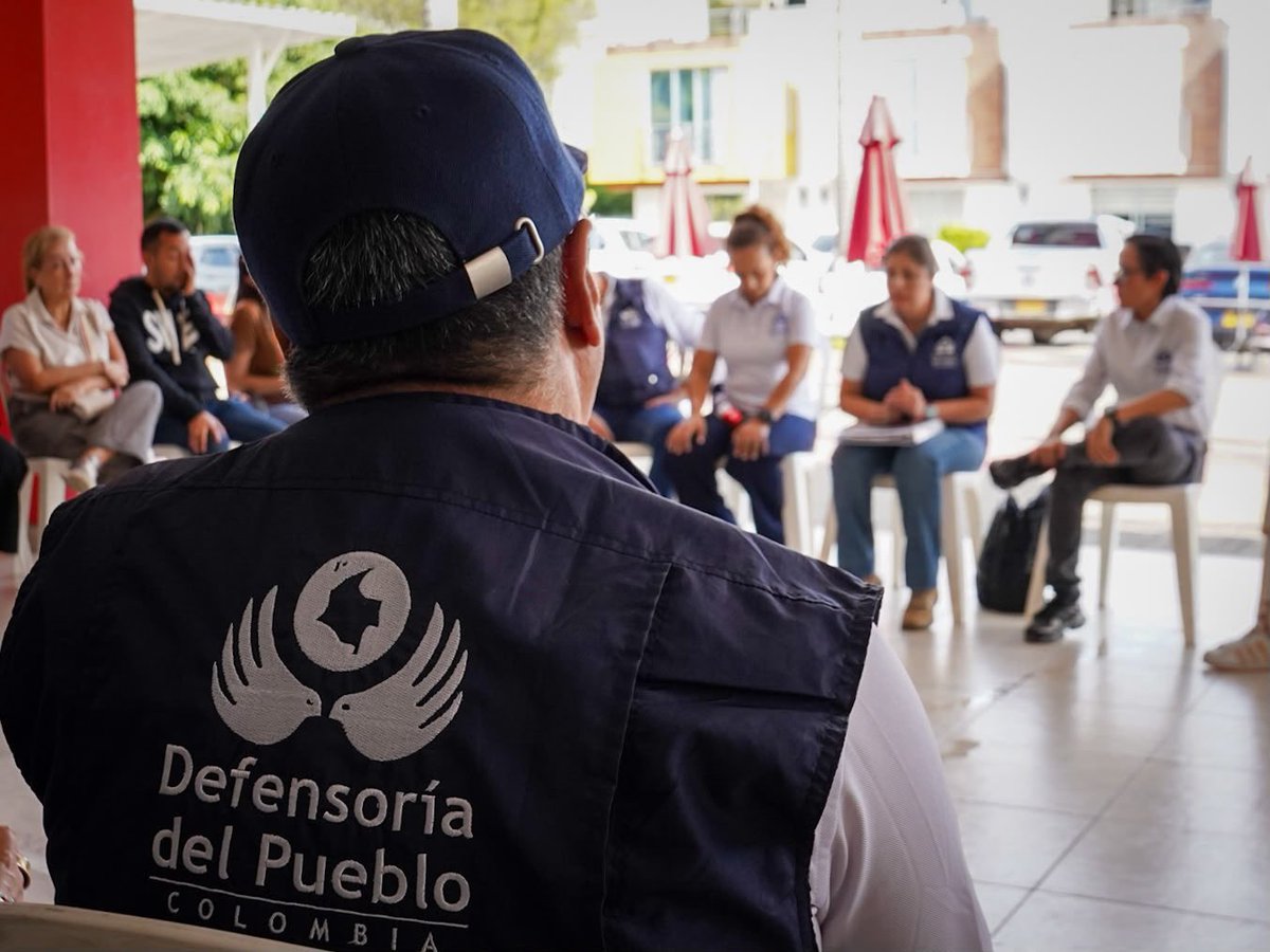 DefensoriaCol's tweet photo. Durante la reunión, se abordaron temas relacionados con el plan de cuidado, el cumplimiento del servicio y la necesidad de garantizar acompañamiento psicosocial, así como la realización de un censo de las personas más impactadas en los departamentos afectados.

También se abordaron las afectaciones en la sede de la Defensoría del Pueblo. Actualmente, se está a la espera de un concepto técnico que permita determinar si es posible continuar operando en las instalaciones actuales.

Mientras tanto, se han habilitado los siguientes canales:

➡️ Correo eletrónico: risaralda@defensoria.gov.co
➡️ Línea nacional: 01-8000-914-814

🧵👇🏽