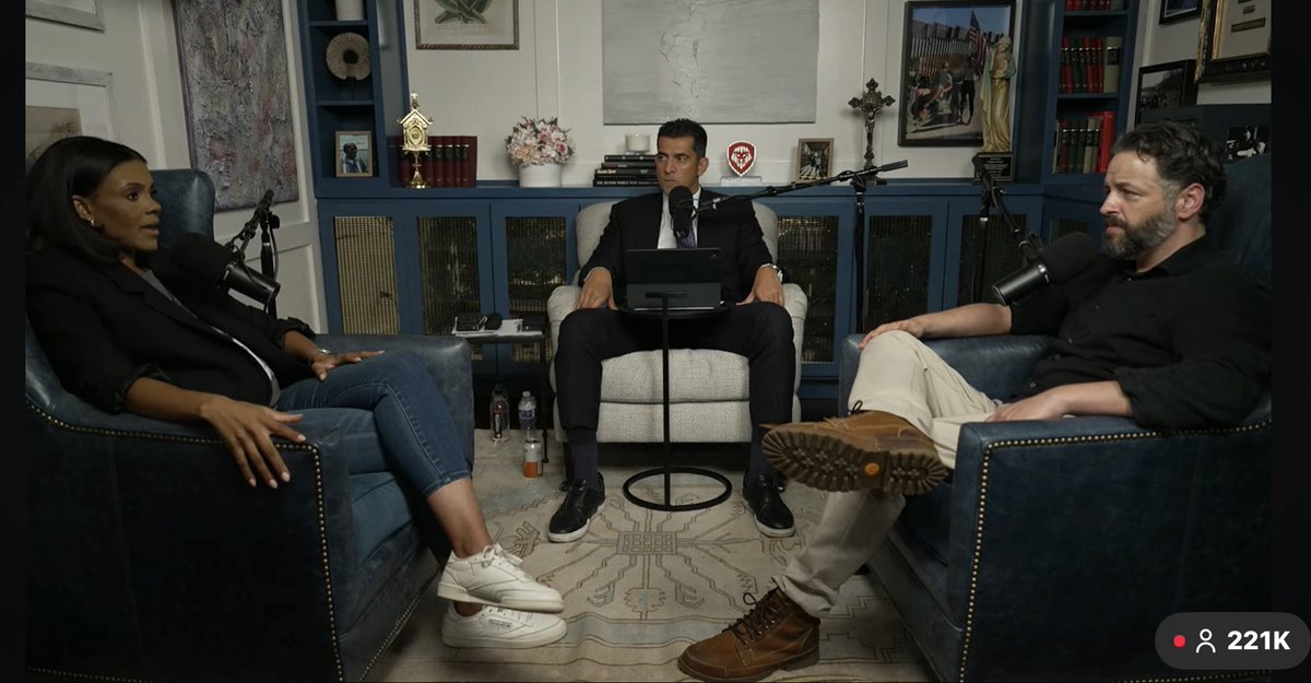 INSnewsshow's tweet photo. I’m not sure if PBD has legs or is inserted into the chair 😂😂😂😂 https://t.co/V5ldoMzEcg