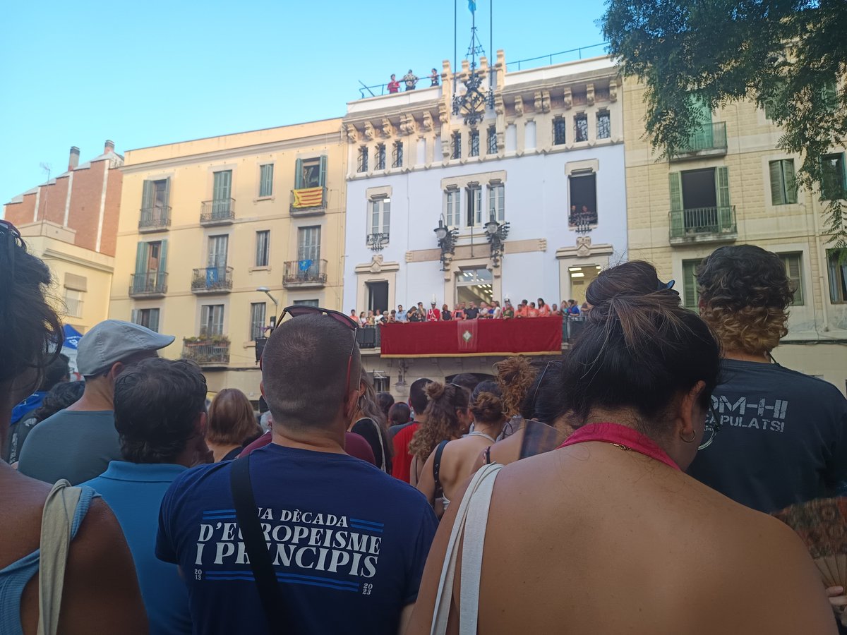 Traperinho's tweet photo. Crits de "Nou Sardenya, Casa Nostra", "Puta PSC" o "Laia Bonet, fora del barri" al pregó de les Festes de Gràcia 2026, amb nombrosa presència d'afició escapulada. 

#CEEuropa #VilaDeGràcia https://t.co/4U0MgDyD5X