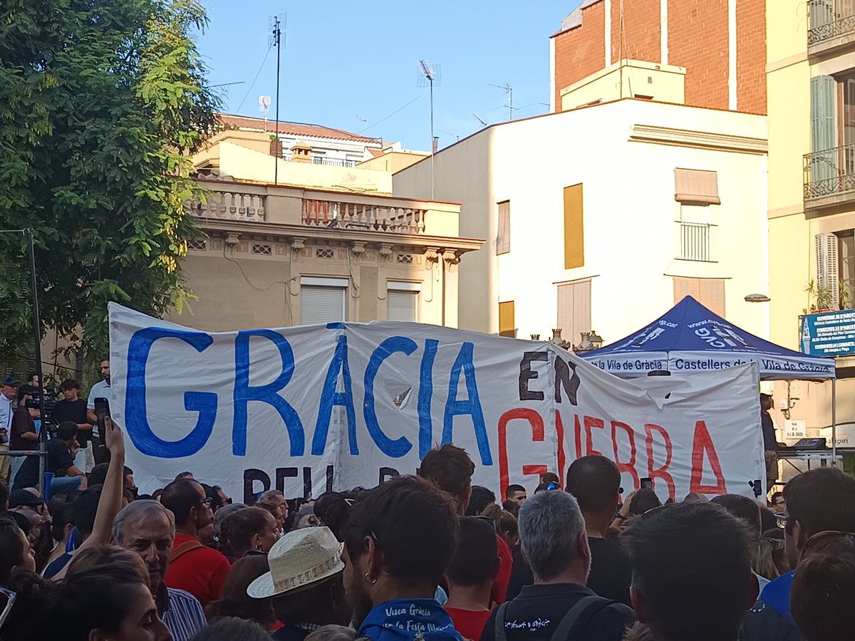 Traperinho's tweet photo. Crits de "Nou Sardenya, Casa Nostra", "Puta PSC" o "Laia Bonet, fora del barri" al pregó de les Festes de Gràcia 2026, amb nombrosa presència d'afició escapulada. 

#CEEuropa #VilaDeGràcia https://t.co/4U0MgDyD5X