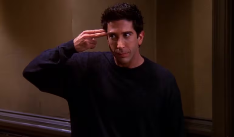 ElaineSstark's tweet photo. David Schwimmer fue el genio detrás del acuerdo que convirtió a los actores de “Friends” en millonarios para siempre.

Cuando él y Jennifer Aniston comenzaron a ganar más que sus compañeros, Schwimmer propuso algo insólito: que los seis negociaran juntos y cobraran exactamente lo mismo.

“David era quien tenía mayor poder para negociar, pero decidió utilizarlo para protegernos a todos”, contó Matthew Perry en sus memorias.

La estrategia funcionó: terminaron cobrando un millón de dólares por episodio y consiguieron un porcentaje de las ganancias por sindicación. Gracias a aquel acuerdo, las repeticiones de “Friends” todavía les generan alrededor de 20 millones cada año.

Ross no siempre tomaba buenas decisiones, pero David Schwimmer tomó una que cambió la vida de los seis.