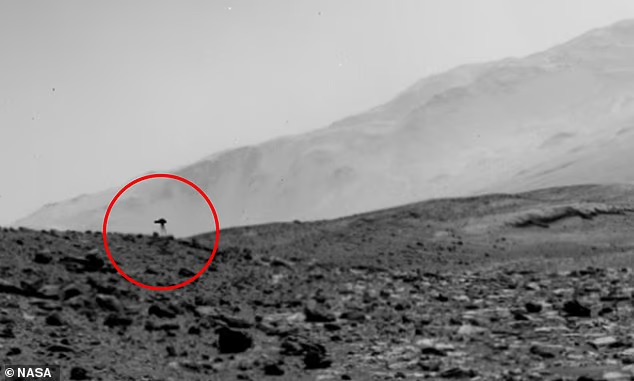 jaimemaussan1's tweet photo. El rover Curiosity de la @NASA, que lleva 14 años investigando si Marte podría haber albergado vida microbiana. 

El 20 de agosto de 2023 alrededor de las 18:27 (hora del este de EE. UU.), captó un extraño objeto con forma de medusa. https://t.co/DZxCZlcIkd