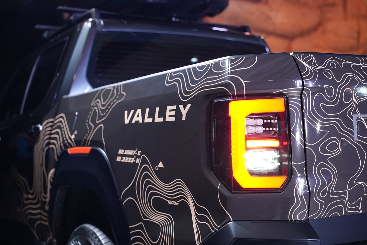 Mahindra_Auto's tweet photo. Inspired by the rich, layers hues of India's expansive coffee estates, the Scorpio Lifestyler in Artemis Grey colour is more than just a dash of style.
#ScorpioLifestyler #MahindraAuto #MahindraGlobalPikUp #GlobalPikUp #BuiltForABiggerWorld https://t.co/XoKCcmXXBj
