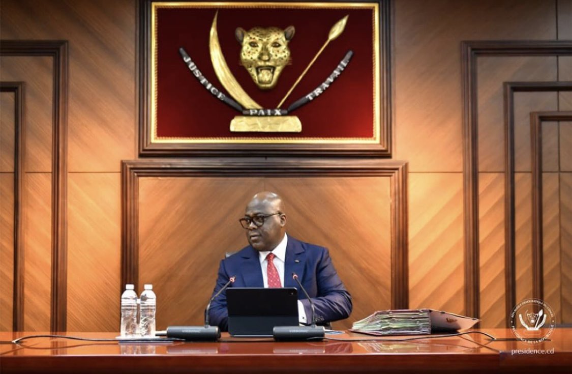Zoom_eco's tweet photo. #RDC: Le président Félix Tshisekedi a présidé ce vendredi 14 août 2026, à la Cité de l’Union africaine, la 96e réunion du Conseil des ministres. Les échanges ont porté notamment sur la situation sécuritaire, humanitaire et sanitaire dans l’Est, ainsi que sur la riposte contre Ebola.

Le gouverneur de la BCC a présenté l’évolution récente du marché des changes et des biens et services. Le Conseil a également examiné l’état des lieux du RGPH-2, les résolutions de la 80e session de l’Assemblée générale de l’ONU, l’opérationnalisation de la ZIC et plusieurs textes soumis à approbation. | via @Zoom_eco