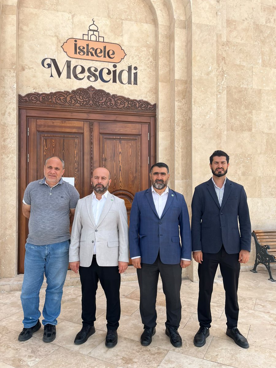 HudaParSamsun's tweet photo. TAMAMLANAN İSKELE MESCİDİ KULLANIMA DEVAM ETMELİDİR. MESCİDİN İBADETE KAPATILMASI KABUL EDİLEMEZ !

Atakum sahilinde yapımı tamamlanan İskele Mescidi’nin, bölgeye ilişkin imar planı hakkında verilen yargı kararı gerekçe gösterilerek mühürleneceğine dair iddia, haklı bir rahatsızlığa neden olmuştur.

İskele Mescidi’nin yapımı, ilgili kurumların izinleri ve usulüne uygun şekilde düzenlenen yapı ruhsatı doğrultusunda başlanmıştır.Mescidin inşası, yapı ruhsatına güvenilerek  başlanmış ve 17.07.2026 tarihinde tamamlanmış olup mescid kullanıma açılmıştır. İmar planına ilişkin sonradan ortaya çıkan hukuki ve idari süreçlerin, yapımı tamamlanan mescidi kapatma kararının alması vicdanları yaralamış ve ibadet hakkına ket vurmuştur.Mahkemenin bu ibadethaneyi kapatmaya dair kararı  hakkaniyetle bağdaşmamaktadır.

Unutulmamalıdır ki burası ticari bir yapı değil; hiçbir ayrım gözetmeksizin bütün vatandaşlarımızın istifadesine açık olacak bir mescittir, ibadethanedir. Halkımızın ortak kullanımına ve ibadet ihtiyacına hizmet edecek bir mescidin, imar planları etrafındaki idari ve yargısal süreçlerin arasında bırakılması ve ibadete kapatılması kabul edilemez bir durumdur. İlgili kurumların ortaya çıkan hukuki sorunu giderecek adımları süratle atması, mescid kullanımının önündeki engelleri kaldırması ve ibadete devam etmesi sağlanmalıdır.
Bilinmelidir ki; Mescitler milletimizin ortak değeridir. İskele Mescidi sahipsiz değildir.

HÜDA PAR Samsun İl Başkanlığı olarak; bu sürecin takipçisi olduğumuzu bildirerek, ibadet hakkının ve toplumun ortak değerlerinin korunması adına, yetkilileri İskele Mescidi hakkında verilen, ruhsatın iptaline ilişkin işlemi geri almaya;  önündeki engelleri kaldırarak bir an önce  halkımızın ibadetinin devamını sağlamaya davet ediyoruz.

HÜDA PAR SAMSUN İL BAŞKANLIĞI 

#SAMSUN #HÜDAPAR