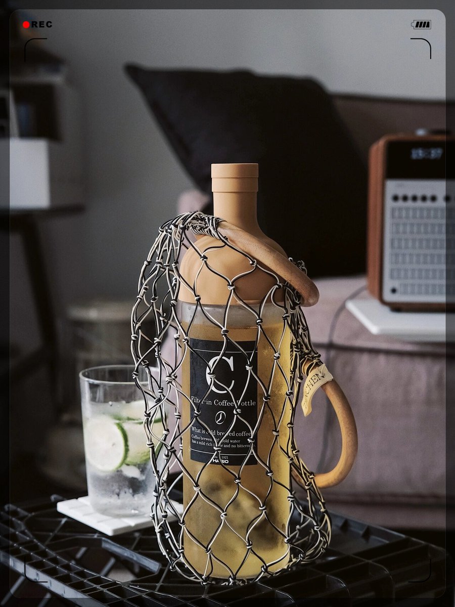 Reilyn129308's tweet photo. Just upcycled an old mason jar into a cute desk pen holder with some string and paint! Quick 10-min DIY to jazz up my workspace , https://t.co/KS5C4yu4TX