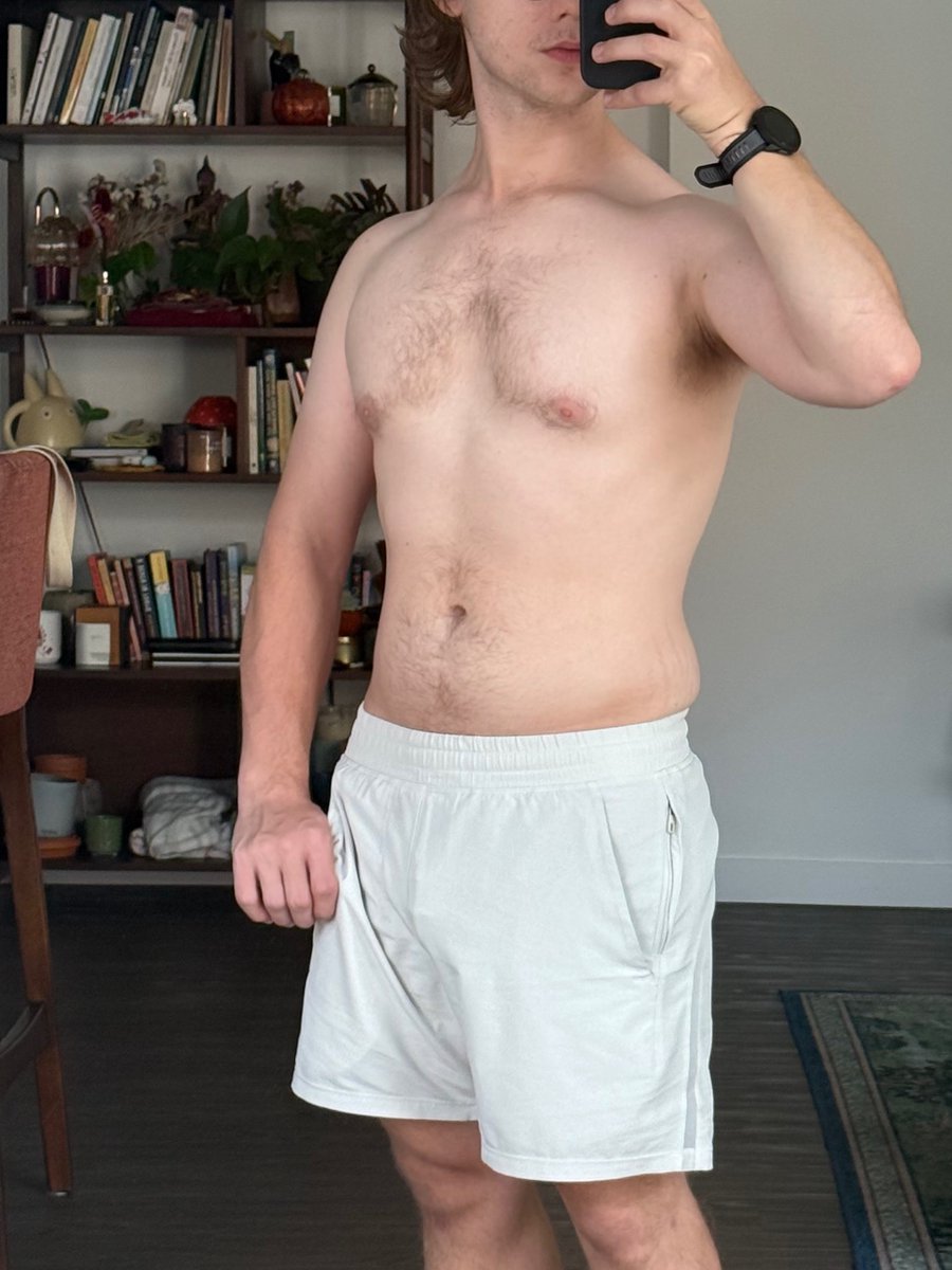 paradiseplums's tweet photo. Gay guy friday https://t.co/pM5OTBQ7S1